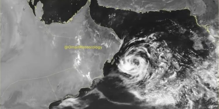 عاجل: تأثر أجواء سلطنة عمان بأخدود من منخفض جوي 2025
